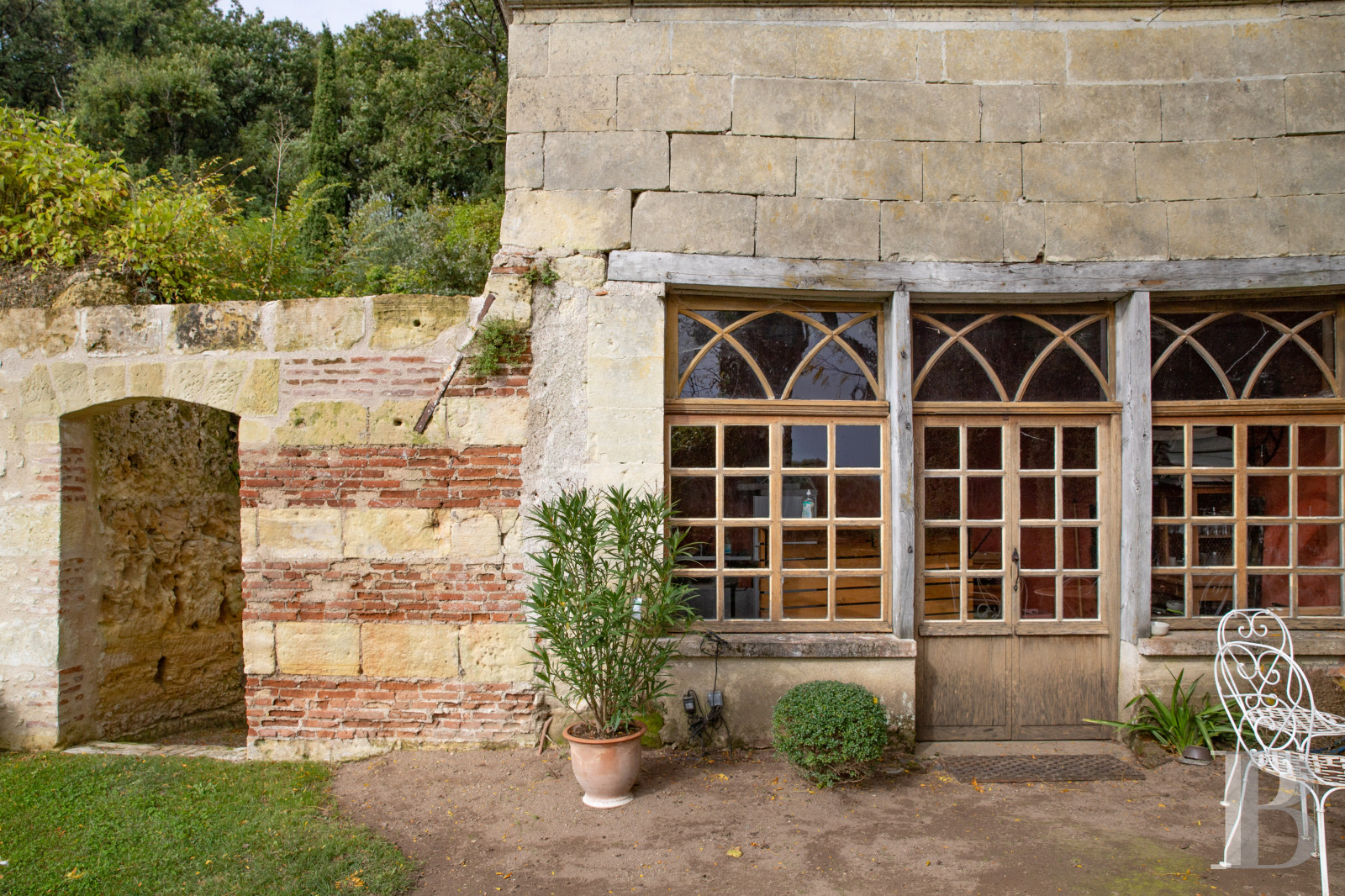 En Indre-et-Loire, sur les hauteurs d’un village, près d’Amboise, un château et son hameau en bordure de forêt - photo  n°7